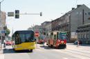 Autobusy i tramwaje wzdłuż ul. 1 Maja i Warszawskiej nadal mają oddzielne przystanki i poruszają się osobnymi pasami